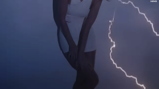 Illustration for article titled Is Taylor Swift Trying to Kill People With Mirrors? An Investigation